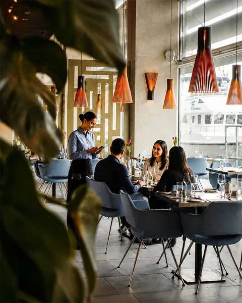 Atención de clientes y servicio de mesas en un restaurante